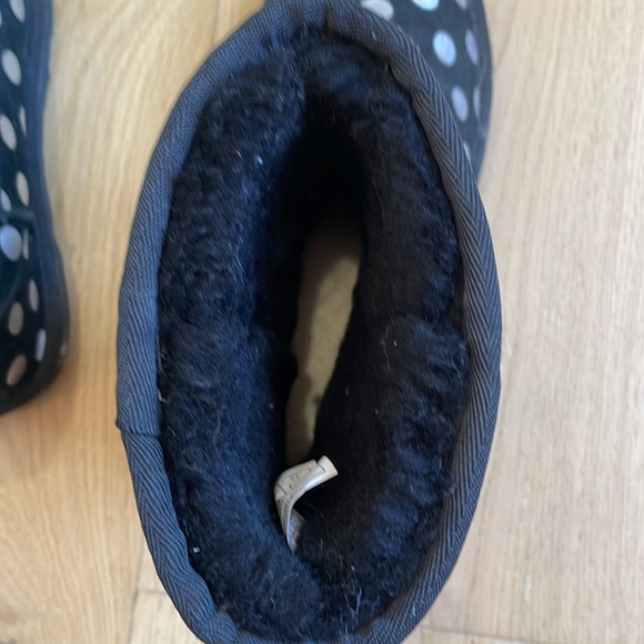 LIKE NEW! Uggs girls size 4. Worn twice black with silver polka dot Fully lined - Picture 6 of 8